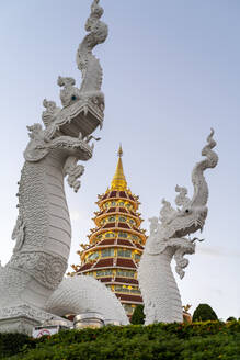 Wat Huay Pla Kang Tempel (Big Buddha) in der Abenddämmerung, Chiang Rai, Thailand, Südostasien, Asien - RHPLF16446