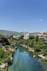Koski-Mehmed-Pascha-Moschee am Fluss Neretva in Mostar, Bosnien und Herzegowina, Europa - RHPLF16470