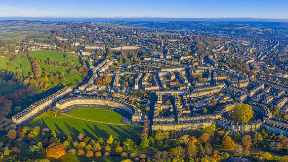 Luftaufnahme einer Drohne über die georgianische Stadt Bath, Royal Victoria Park und Royal Cresent, Bath, Somerset, England, Vereinigtes Königreich, Europa - RHPLF16476