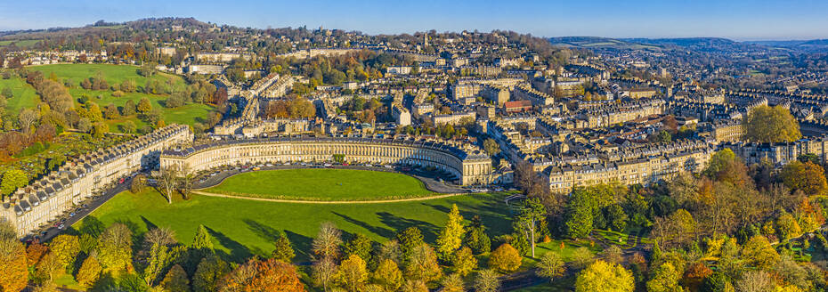 Luftaufnahme einer Drohne über die georgianische Stadt Bath, Royal Victoria Park und Royal Cresent, UNESCO-Weltkulturerbe, Bath, Somerset, England, Vereinigtes Königreich, Europa - RHPLF16478