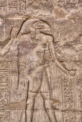 Der Gott Khnum, Flachrelief, Hypostylhalle, Tempel des Khnum, Esna, Ägypten, Nordafrika, Afrika - RHPLF16529