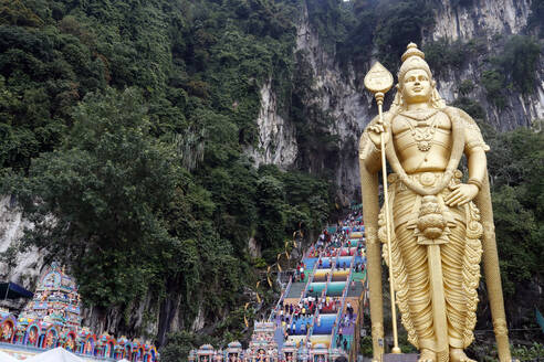 Eingang und die riesige Statue von Murugan, dem Hindu-Kriegsgott, Hindu-Tempel und Heiligtum der Batu-Höhlen, Kuala Lumpur, Malaysia, Südostasien, Asien - RHPLF16547