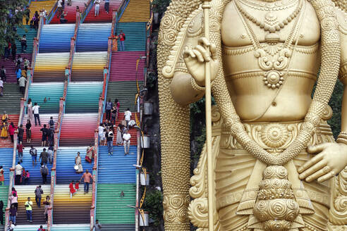 Eingang mit der riesigen Statue von Murugan, dem Hindu-Kriegsgott, Hindu-Tempel und Heiligtum der Batu-Höhlen, Kuala Lumpur, Malaysia, Südostasien, Asien - RHPLF16551