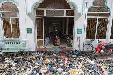 Muslimische Männer beim Freitagsgebet (Salat), Masjid Nia'mah Moschee, Chau Doc, Vietnam, Indochina, Südostasien, Asien - RHPLF16563