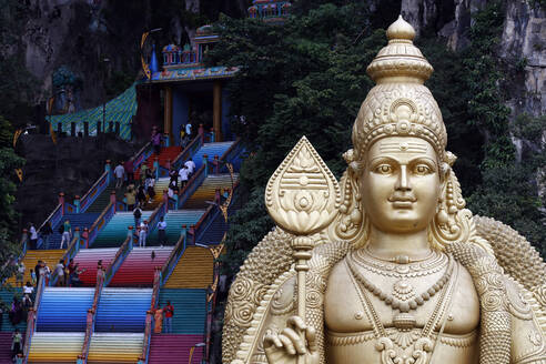 Eingang und die riesige Statue von Murugan, dem Hindu-Kriegsgott, Hindu-Tempel und Heiligtum der Batu-Höhlen, Kuala Lumpur, Malaysia, Südostasien, Asien - RHPLF16568