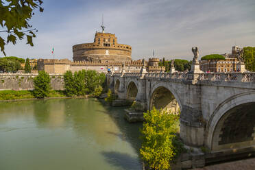 Blick auf das Mausoleum des Hadrian (Engelsburg), Parco Adriano, UNESCO-Weltkulturerbe, Rom, Latium, Italien, Europa - RHPLF16578