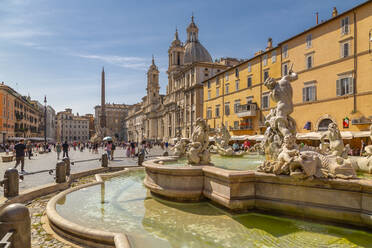 Blick auf den Neptunbrunnen und die farbenfrohe Architektur der Piazza Navona, Piazza Navona, UNESCO-Weltkulturerbe, Rom, Latium, Italien, Europa - RHPLF16579