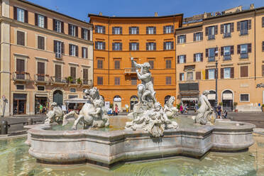 Blick auf den Neptunbrunnen und die farbenfrohe Architektur der Piazza Navona, Piazza Navona, UNESCO-Weltkulturerbe, Rom, Latium, Italien, Europa - RHPLF16580