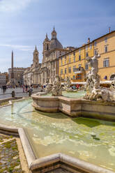 Blick auf den Neptunbrunnen und die farbenfrohe Architektur der Piazza Navona, Piazza Navona, UNESCO-Weltkulturerbe, Rom, Latium, Italien, Europa - RHPLF16581