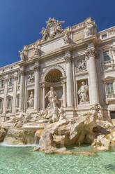 Blick auf den Trevi-Brunnen im hellen Sonnenlicht, Piazza di Trevi, UNESCO-Weltkulturerbe, Rom, Latium, Italien, Europa - RHPLF16582