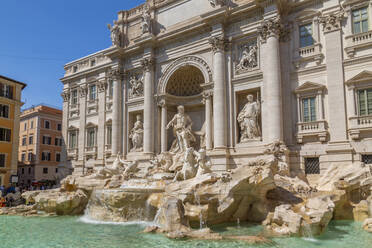 Blick auf den Trevi-Brunnen im hellen Sonnenlicht, Piazza di Trevi, UNESCO-Weltkulturerbe, Rom, Latium, Italien, Europa - RHPLF16583