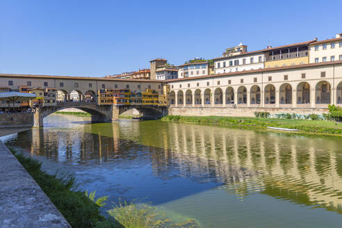 Blick auf den Fluss Arno und die Ponte Vecchio, Florenz, UNESCO-Weltkulturerbe, Toskana, Italien, Europa - RHPLF16589