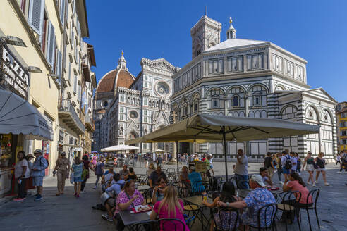 Blick auf das Cafe, das Baptisterium und den Campanile di Giotto, Piazza del Duomo, Florenz (Firenze), UNESCO-Weltkulturerbe, Toskana, Italien, Europa - RHPLF16592