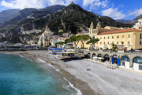 Strand, Stadt und Hügel im Sonnenschein, Amalfi, Costiera Amalfitana (Amalfiküste), UNESCO-Weltkulturerbe, Kampanien, Italien, Europa - RHPLF16602