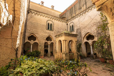 Kreuzgang, herrlicher Garten der Villa Cimbrone im Frühling, Ravello, Amalfiküste, UNESCO-Weltkulturerbe, Kampanien, Italien, Europa - RHPLF16606