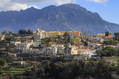 Ravello, Stadt auf den Klippen, Gärten und Kirche im Frühling, Ravello, Amalfiküste, UNESCO-Weltkulturerbe, Kampanien, Italien, Europa - RHPLF16608