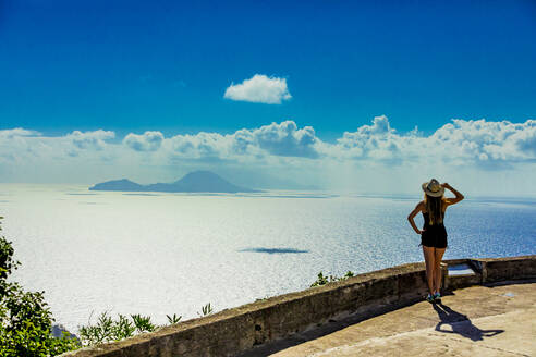 Frau genießt die faszinierende Aussicht auf dem Gipfel der Insel Saba, Niederländische Antillen, Westindien, Karibik, Mittelamerika - RHPLF16621