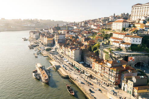 Der Stadtteil Ribeira am Douro-Flussufer bei Sonnenuntergang, UNESCO-Weltkulturerbe, Porto, Portugal, Europa - RHPLF16640