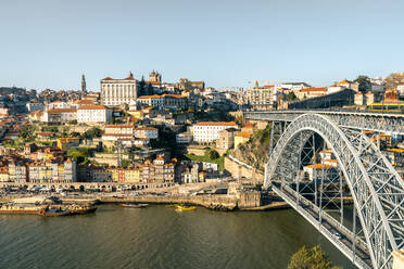 Die Brücke Dom Luis I. und der Stadtteil Ribeira in Porto, UNESCO-Weltkulturerbe, von der Gaia-Seilbahn aus gesehen, Porto, Portugal, Europa - RHPLF16641