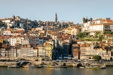 Blick über den Fluss Douro auf den Stadtteil Ribeira in Porto, UNESCO-Weltkulturerbe, Porto, Portugal, Europa - RHPLF16642