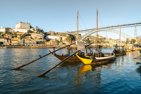 Boote der Portwein-Bodegas auf dem Fluss Douro mit Blick auf den Stadtteil Ribeira in Porto, Portugal, Europa - RHPLF16643