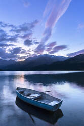 Einzelnes Boot auf dem Silsersee bei Sonnenaufgang, Malojapass, Engadin, Graubünden, Schweiz, Europa - RHPLF16651