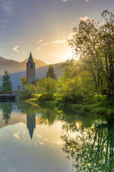 Traditionelle Kirche von Sils mit Blick auf den Inn bei Sonnenaufgang, Sils Maria, Engadiner Tal, Graubünden, Schweiz, Europa - RHPLF16653