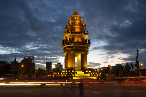 Unabhängigkeitsdenkmal in Phnom Penh in der Dämmerung, Kambodscha, Indochina, Südostasien, Asien - RHPLF16663