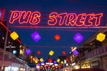 Pub Street, ein Hotspot des Nachtlebens, bei Nacht, in Siem Reap, Kambodscha, Indochina, Südostasien, Asien - RHPLF16672