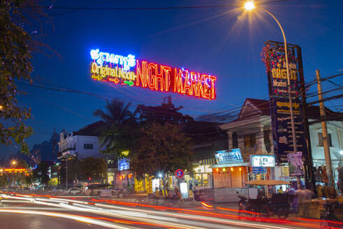 Pub Street, ein Hotspot des Nachtlebens, bei Nacht, in Siem Reap, Kambodscha, Indochina, Südostasien, Asien - RHPLF16673