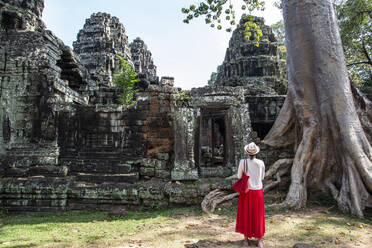 Eine Touristin steht vor den Ruinen des archäologischen Komplexes von Angkor, UNESCO-Weltkulturerbe, Siem Reap, Kambodscha, Indochina, Südostasien, Asien - RHPLF16678