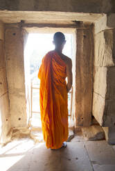 Ein buddhistischer Mönch bei der Erkundung des archäologischen Komplexes von Angkor, UNESCO-Weltkulturerbe, Siem Reap, Kambodscha, Indochina, Südostasien, Asien - RHPLF16684