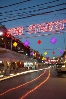 Elektrisches Schild über Siem Reaps Pub Street, Hotspot des Nachtlebens, Kambodscha, Indochina, Südostasien, Asien - RHPLF16685