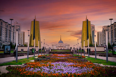 Blick auf den Präsidentenpalast Ak Orda vom Nurzhol-Boulevard in Nur-Sultan-Stadt, früher bekannt als Astana, Kasachstan, Zentralasien, Asien - RHPLF16687