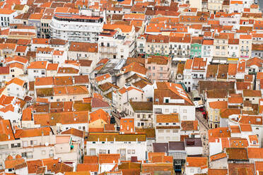 Blick auf die orangefarbenen Ziegeldächer in der Stadt Nazare, Estremadura, Portugal, Europa - RHPLF16695