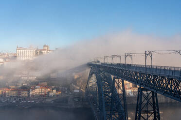 Dom-Luis-I-Brücke mit Straßenbahn und Blick auf Porto im frühen Morgennebel, Porto, Portugal, Europa - RHPLF16698