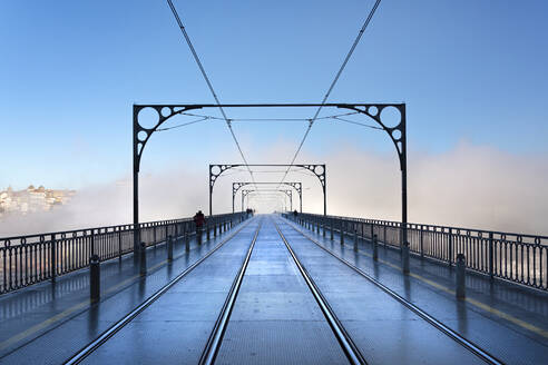 Straßenbahnschienen im frühen Morgennebel auf der Dom-Luis-I-Brücke in Porto, Portugal, Europa - RHPLF16699