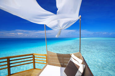 Sofa am tropischen Strand, Malediven, Indischer Ozean, Asien - RHPLF16748