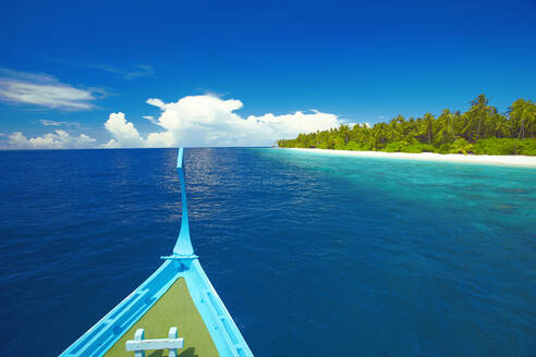 Maledivisches Fischerboot (Dhoni) und tropische Insel, Malediven, Indischer Ozean, Asien - RHPLF16750