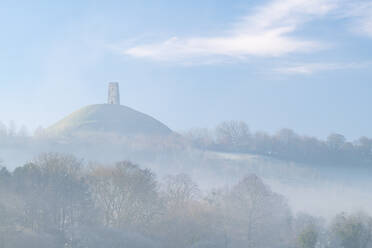 Glastonbury Tor an einem nebligen Wintermorgen, Somerset, England, Vereinigtes Königreich, Europa - RHPLF16751