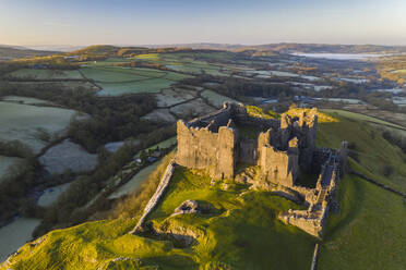 Luftaufnahme per Drohne von Carreg Cennen Castle, Brecon Beacons National Park, Carmarthenshire, Wales, Vereinigtes Königreich, Europa - RHPLF16752