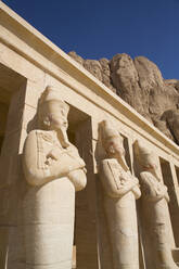 Statuen der Königin Hatschepsut, Totentempel der Hatschepsut (Deir el-Bahri), UNESCO-Weltkulturerbe, Luxor, Theben, Ägypten, Nordafrika, Afrika - RHPLF16759