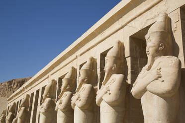 Statuen der Königin Hatschepsut, Totentempel der Hatschepsut (Deir el-Bahri), UNESCO-Weltkulturerbe, Luxor, Theben, Ägypten, Nordafrika, Afrika - RHPLF16762