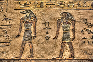 Götter Sobek links und Horus rechts, Grabmal von Ramses III, KV11, Tal der Könige, UNESCO-Weltkulturerbe, Theben, Luxor, Ägypten, Nordafrika, Afrika - RHPLF16785