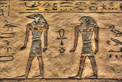 Götter Sobek links und Horus rechts, Grabmal von Ramses III, KV11, Tal der Könige, UNESCO-Weltkulturerbe, Theben, Luxor, Ägypten, Nordafrika, Afrika - RHPLF16785