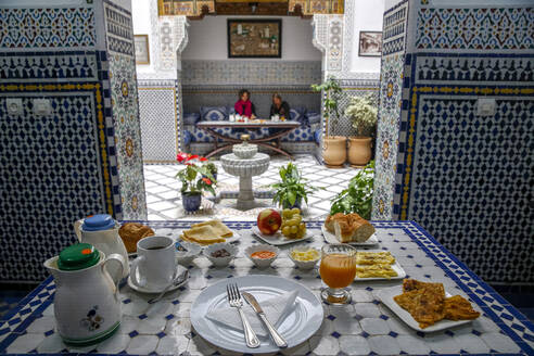 Frühstück in einem Riad in der Medina (Altstadt) von Fes, Fez, Marokko, Nordafrika, Afrika - RHPLF16795