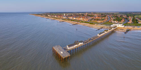 Blick per Drohne auf Southwold Lighthouse und Southwold, Suffolk, England, Vereinigtes Königreich, Europa - RHPLF16804