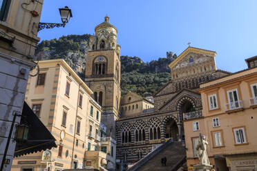 Kathedrale, blauer Himmel, Sonne, Amalfi, Costiera Amalfitana (Amalfiküste), UNESCO-Weltkulturerbe, Kampanien, Italien, Europa - RHPLF16826