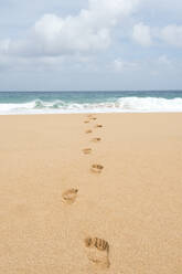 Schritte am Strand, die ins Meer führen, auf der hawaiianischen Insel Kauai, Hawaii, Vereinigte Staaten von Amerika, Nordamerika - RHPLF16889