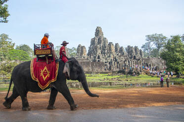 Elefantenritt im archäologischen Komplex von Angkor, UNESCO-Weltkulturerbe, Siem Reap, Kambodscha, Indochina, Südostasien, Asien - RHPLF16900